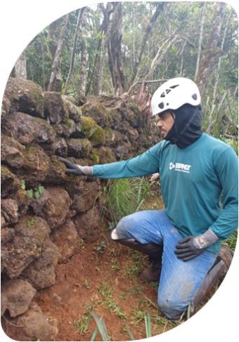 Estudos de Arqueologia
Conduzimos estudos arqueológicos, por meio do Hub de Humanidades, para empreendimentos que demandam anuência de licença junto aos órgãos intervenientes, como IPHAN e IEPHA, garantindo o cumprimento das legislações e, ao mesmo tempo, o respeito ao patrimônio cultural e às comunidades locais.