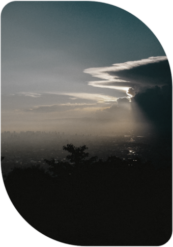 Estudo de Dispersão Atmosférica
Realizamos modelagens de dispersão atmosférica com foco na implantação de redes de monitoramento da qualidade do ar robustas, eficazes e de baixo custo. Utilizamos ferramentas reconhecidas como AERMOD, atendendo à legislação. A solução ideal para empresas que buscam conformidade legal com eficiência econômica.