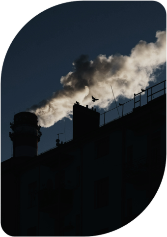 Inventário de Gases de Efeito Estufa (GEE)
Elaboramos inventários de emissões de GEE conforme metodologias do IPCC e do GHG Protocol. Este serviço é essencial para empresas que desejam mapear sua pegada de carbono, definir metas de redução e integrar-se a compromissos climáticos e políticas ESG, bem como atender às exigências legais dos órgãos reguladores.